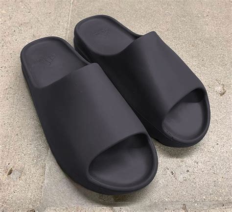 yeezy slides women size